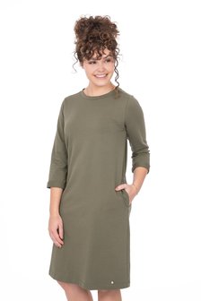 sfeerfoto van de olijfgroene zusss jurk met ronde hals