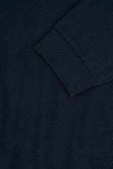 detailfoto van de donkerblauwe trui met ronde hals van zusss