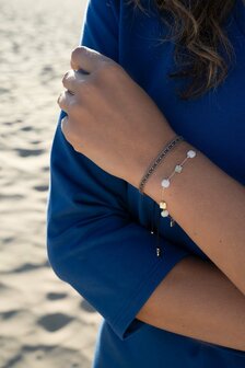 sfeerfoto van het grijs-groene, roodbruine geweven armbandje van zusss