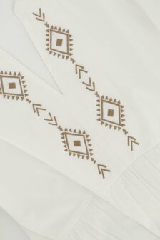 detailfoto van de jurk met geborduurde details