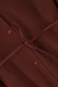 detailfoto van de chocoladebruine overhemdjurk van Zusss