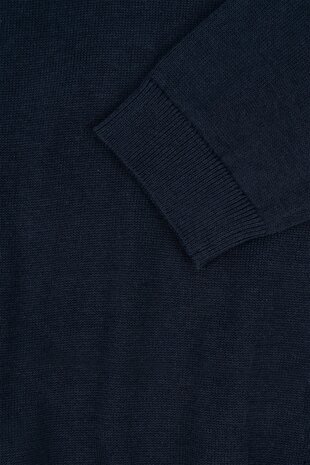 detailfoto van de donkerblauwe trui met ronde hals van zusss