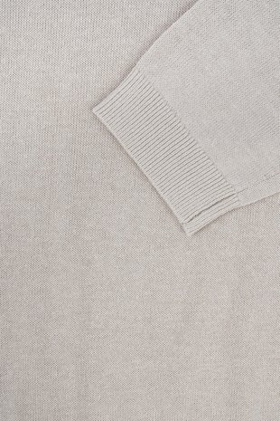 detailfoto van de zandkleurige trui met ronde hals van zusss